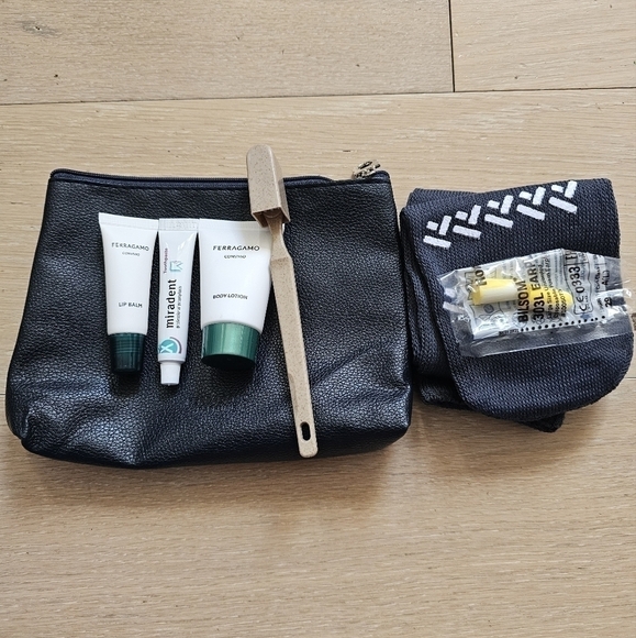 FERRAGAMO × Turkish Airlines Travel amenities kit - Picture 2 of 11